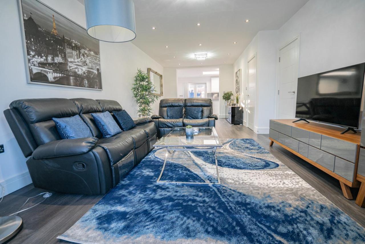 Newly Refurbished Modern 4 Bed Detached House ! Case de vacanță