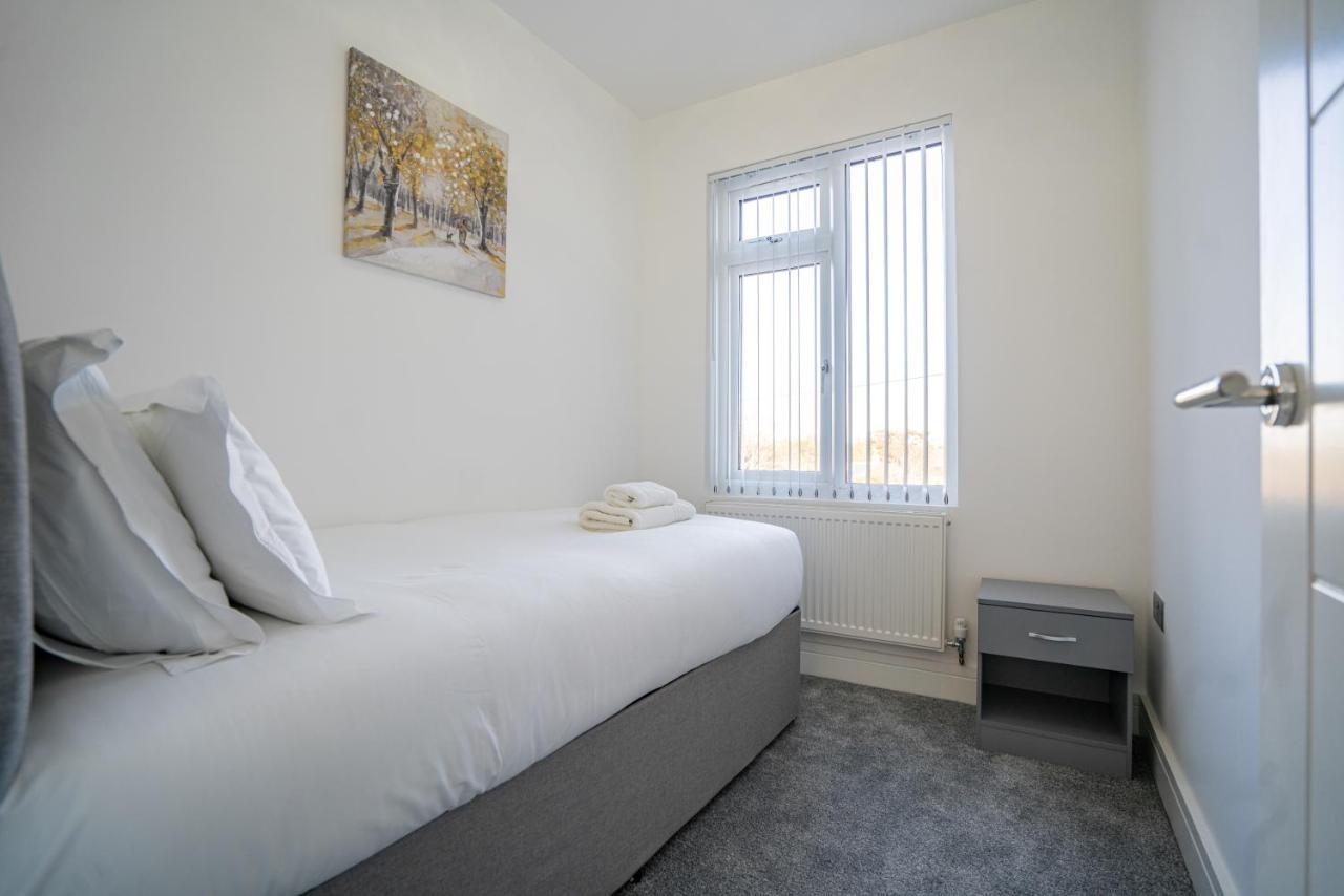 Newly Refurbished Modern 4 Bed Detached House ! *