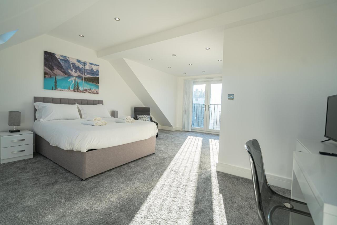 Newly Refurbished Modern 4 Bed Detached House ! *