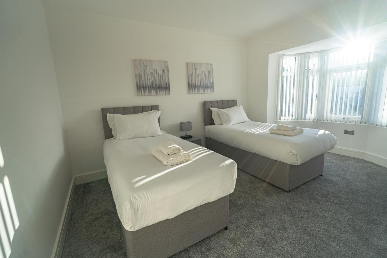 Newly Refurbished Modern 4 Bed Detached House ! *