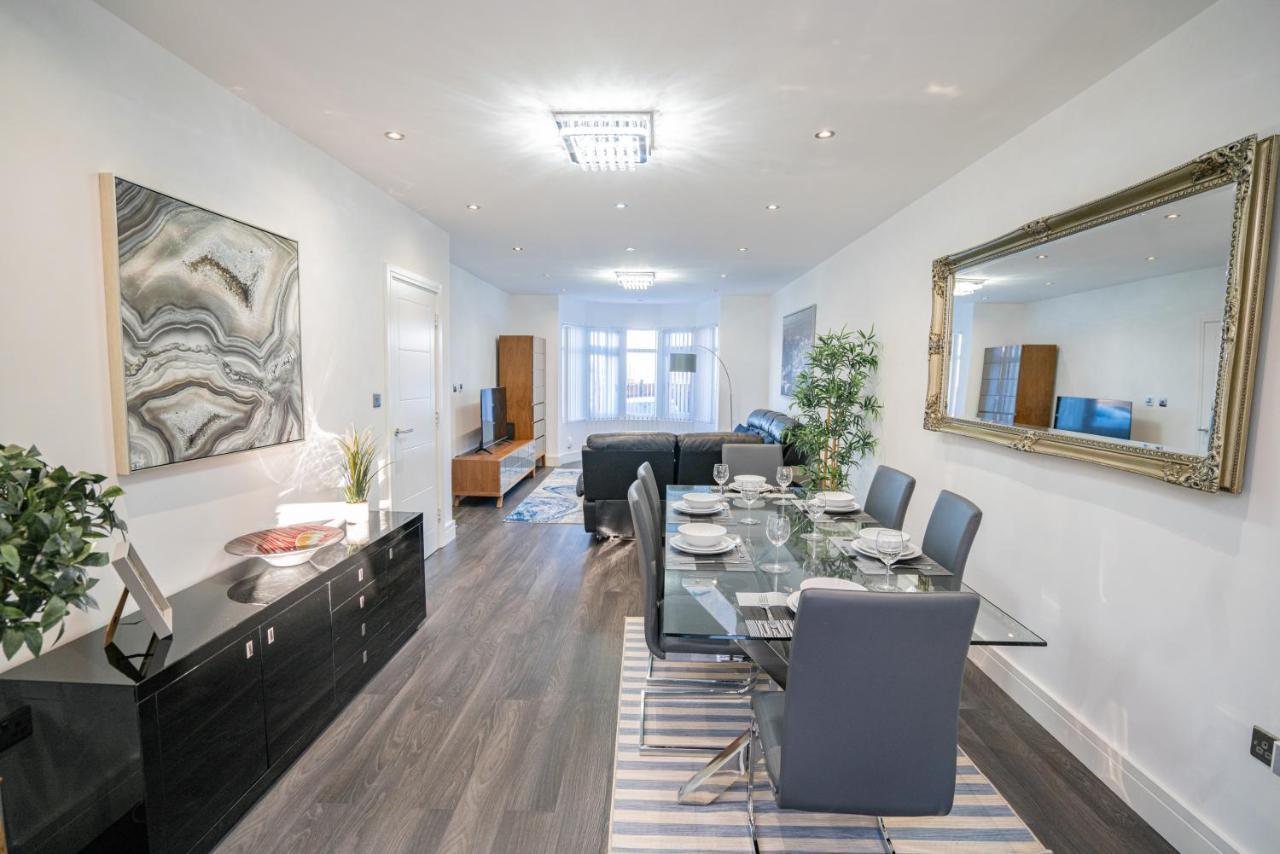 Newly Refurbished Modern 4 Bed Detached House !