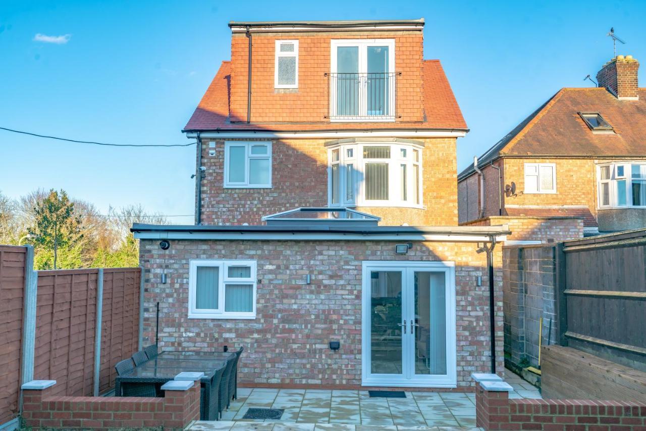 Newly Refurbished Modern 4 Bed Detached House !