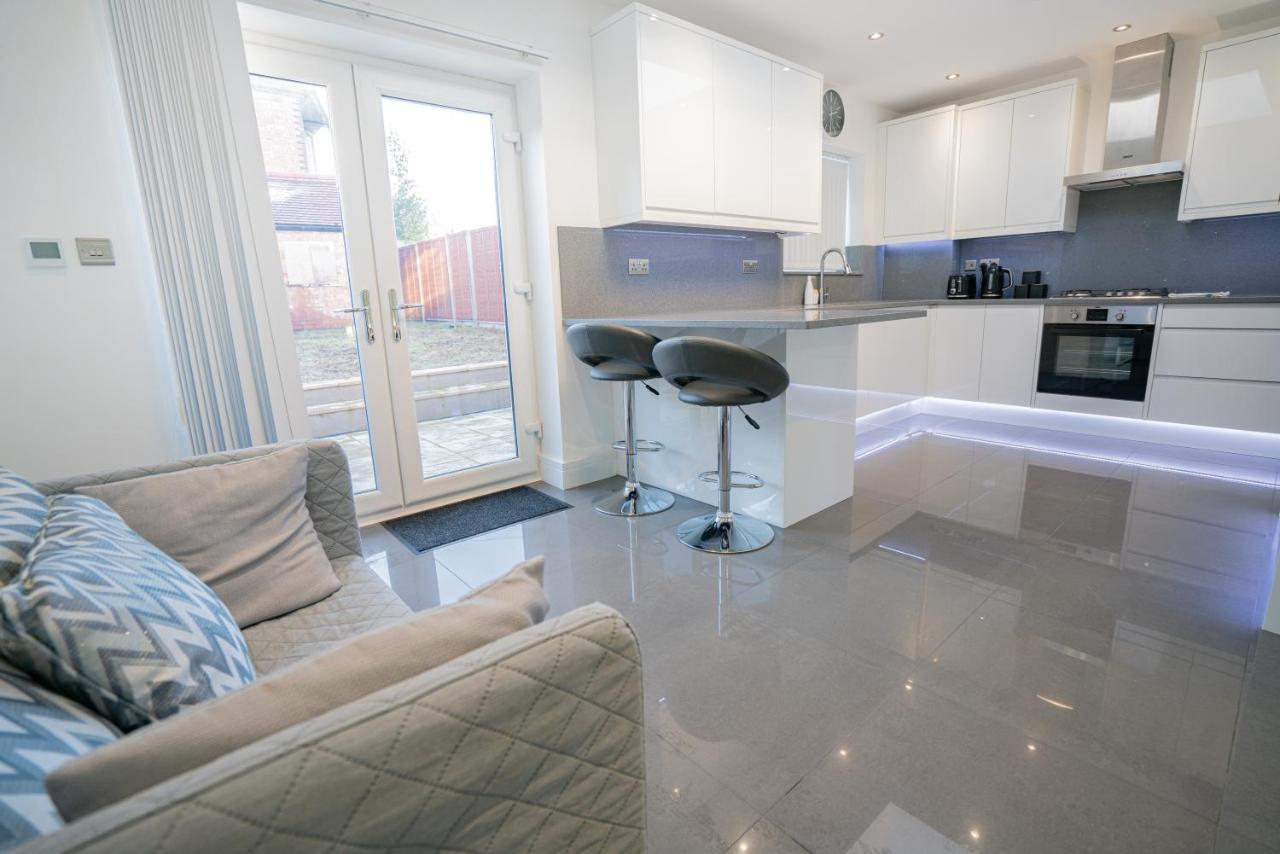 Case de vacanță Newly Refurbished Modern 4 Bed Detached House ! *